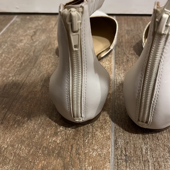 White pointed toe Naturalizer flats - Picture 3 of 4
